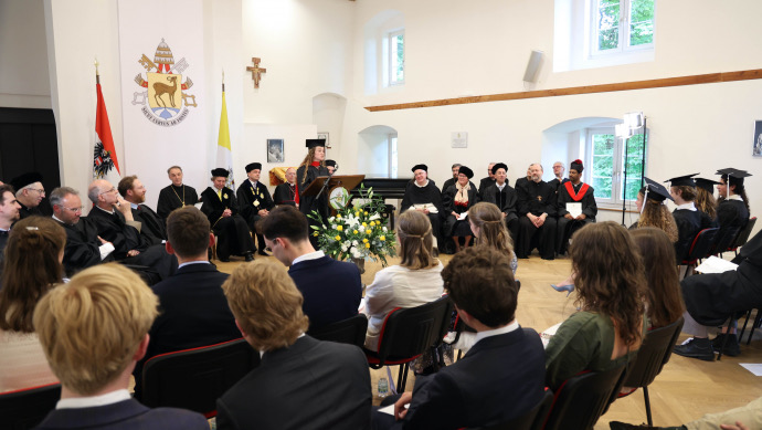 Seminar participants in discussion